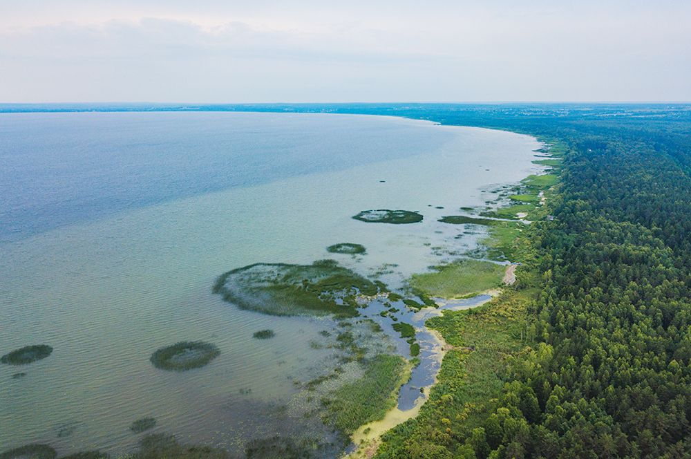 Плещеево озеро в Переславле-Залесском. Как пишут авторы, среди местных жителей оно считается опасным и таинственным местом.