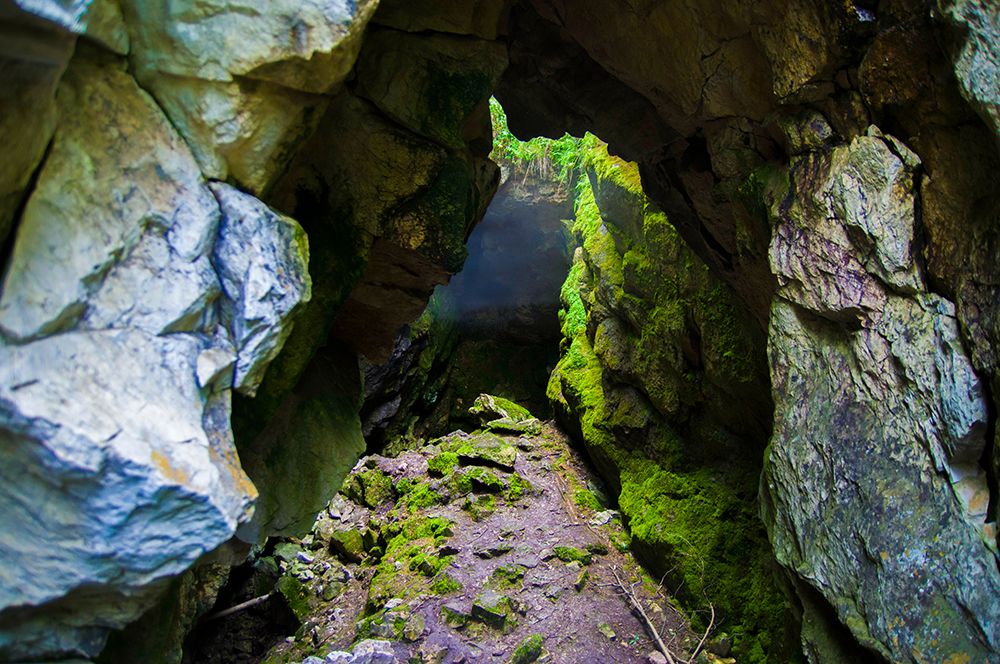 Кашкулакская пещера в Хакасии, также известная как пещера Черного дьявола.