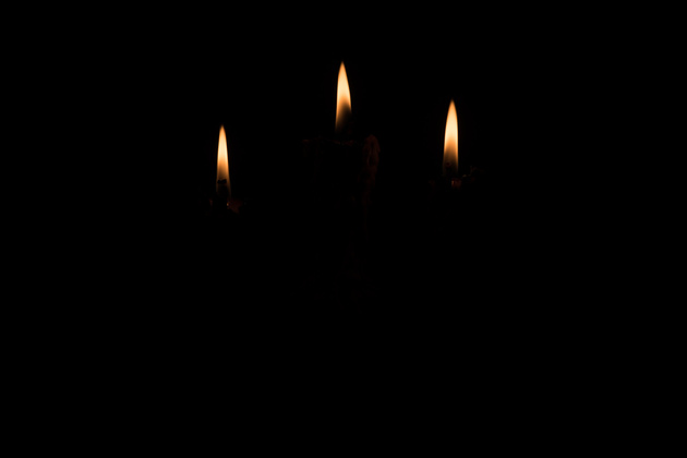 Простой пример: попробуем сфотографировать горящие свечи. Если сделать кадр без вспышки, будут видны лишь точечные огоньки свечи. 
