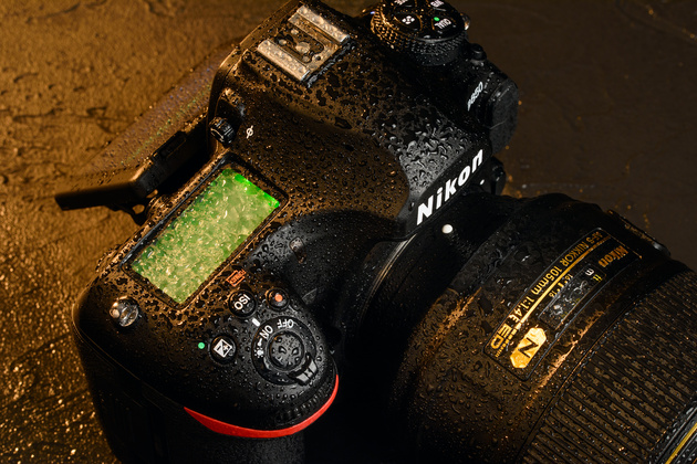 Важный плюс продвинутых фотоаппаратов Nikon — защита от пыли и влаги. Можно не бояться намочить фотоаппарат, снимая во время снегопада или дождя. Защиту от влаги имеют фотоаппараты, начиная с 7xxx-й серии и выше. Актуальные модели — Nikon D7500, D500, D610, D750, D850, D5 и новейшие беззеркалки Nikon Z 6 и Nikon Z 7.