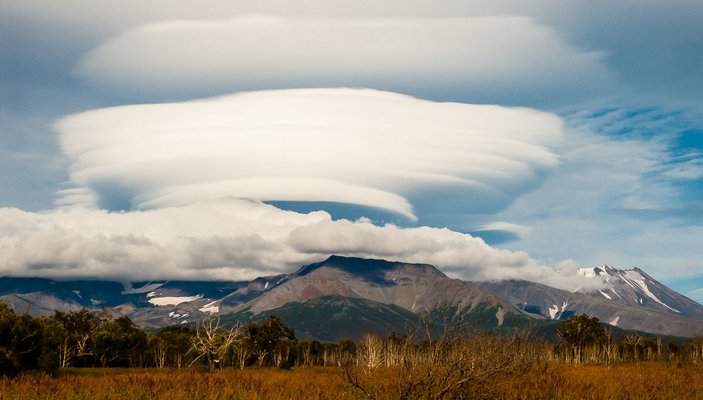 Лентикулярное облако над Авачинским вулканом