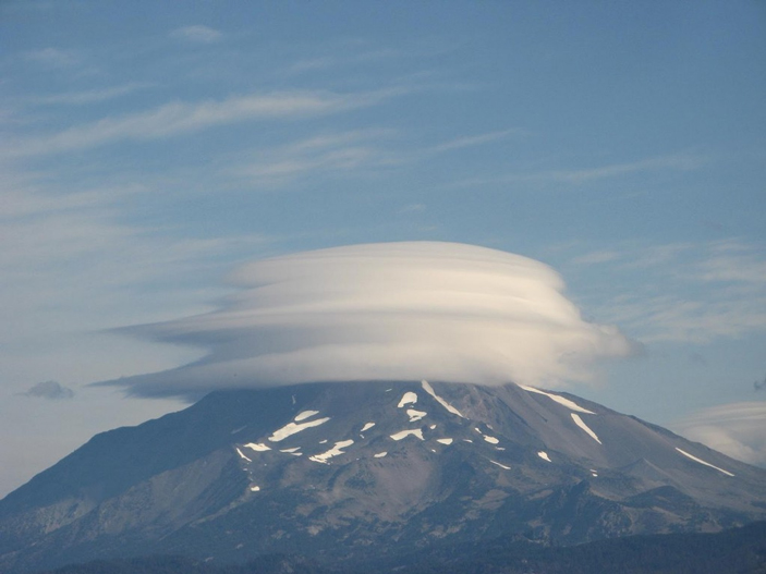 Лентикулярное облако над горой Джефферсон (США, штат Орегон)