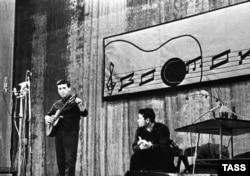 Vysotsky performing in Moscow in 1963