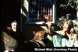 Vysotsky and Vlady at the Los Angeles home of friend Michael Mish in the 1970s