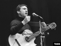 Vysotsky performs in Yaroslavl in February 1979, shortly after returning from the United States