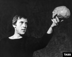 Vysotsky as Hamlet at the Taganka Theate in 1971