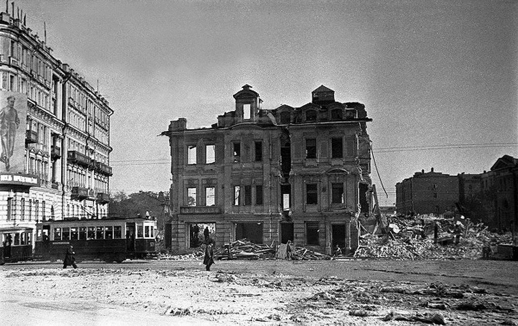 1935. Снос дома Сурикова на Зубовской площади