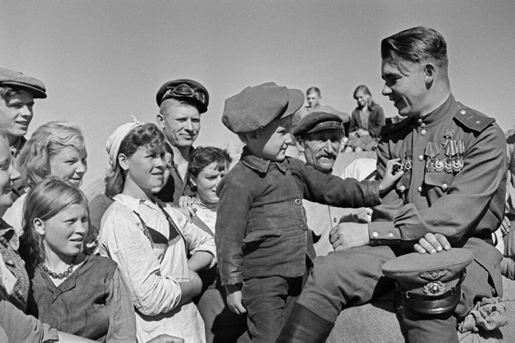 Герой Советского Союза гвардии майор Николай Пинчук в родном колхозе. Июль-август 1945 г. 