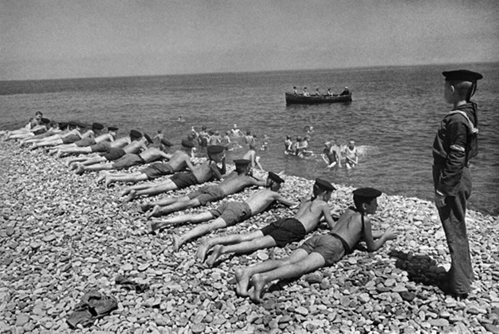 На пляже. Освобожденный Севастополь. 1944 г.