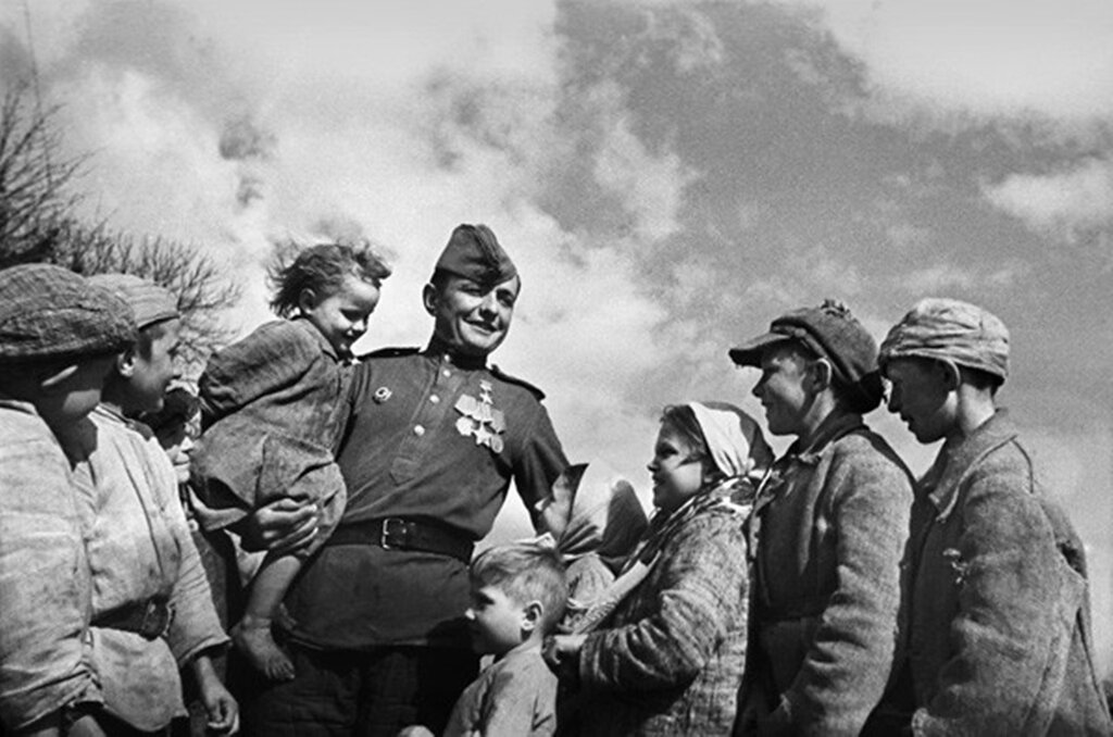  Красноармеец Иван Кузнецов приехал в родное село Бельдяшки Орловской области. 1945 г. 