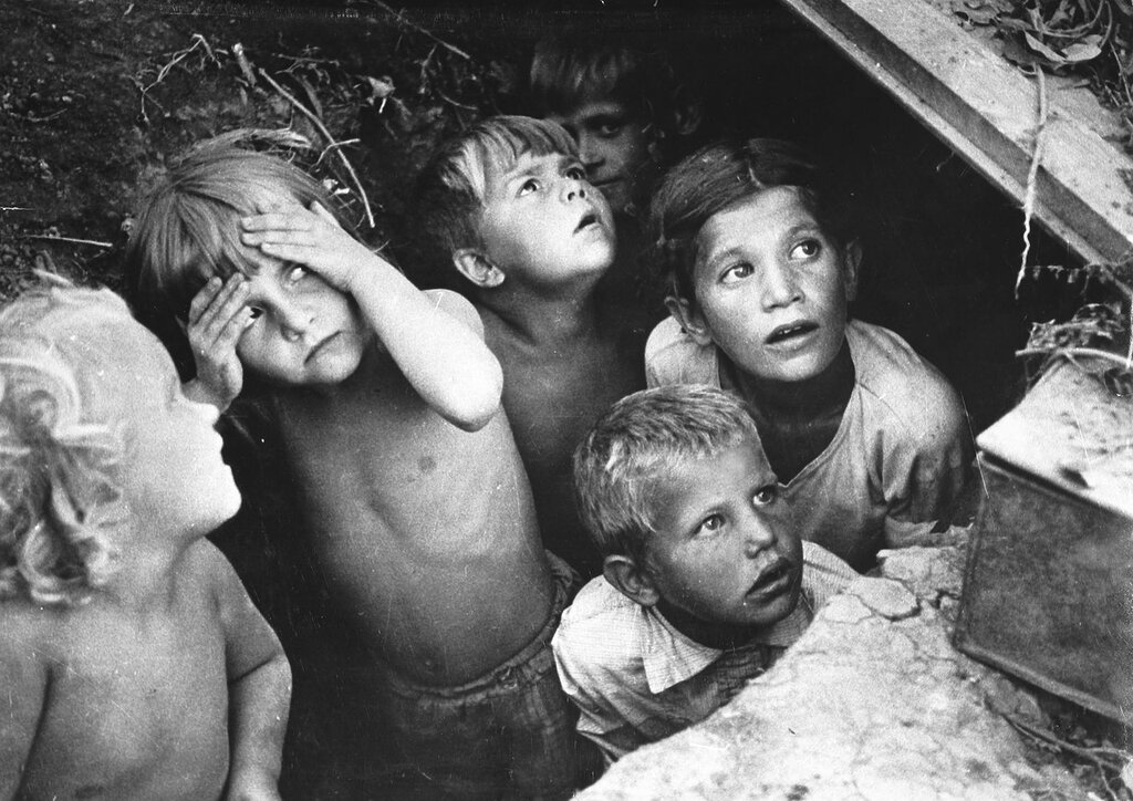 Дети в Сталинграде прячутся от бомбящих немецких самолетов. 1942 г.