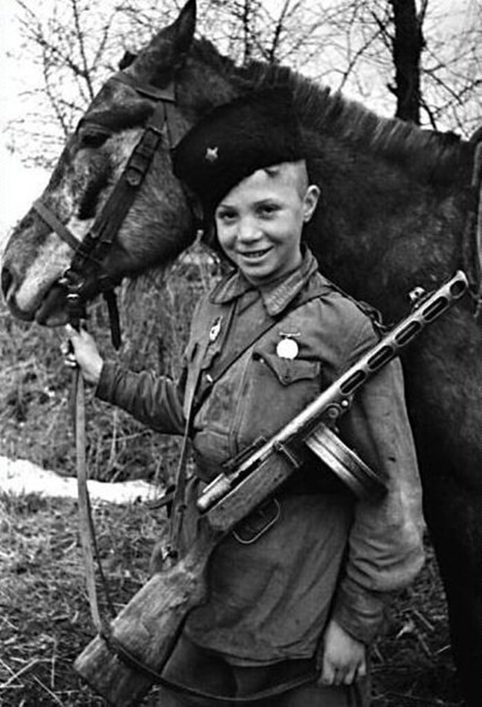 Юный разведчик-кавалерист Витя Поздняков за рейды в тыл врага награжден медалью 