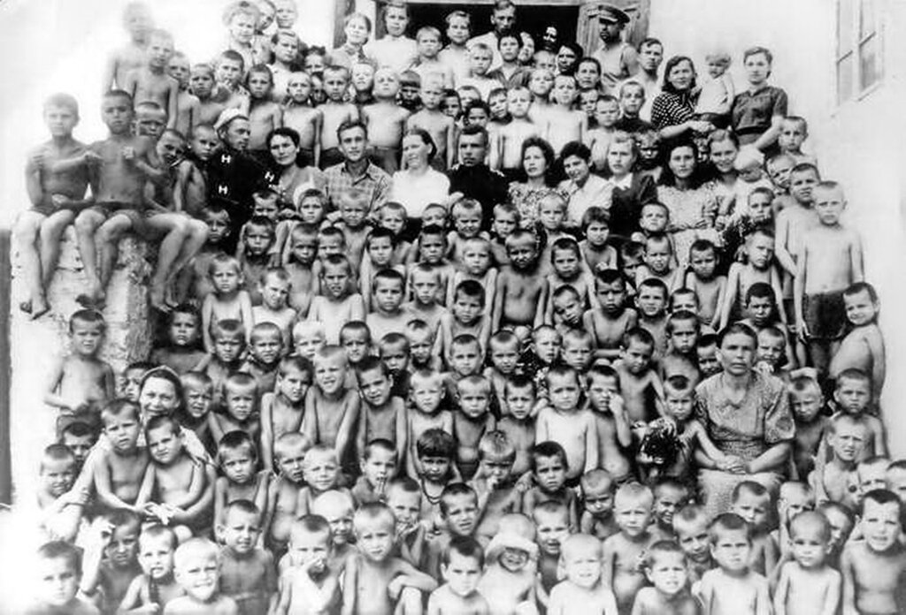 Воспитанники детского дома, сироты, потерявшие родителей на войне. Некоторые из этих детей сами были узниками фашистских концлагерей. Село Малая Лепетиха, Великолепетихский район, Херсонская область.1949 год.  