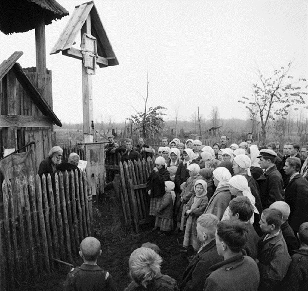 Псковский священник Федор Пузанов со своими прихожанами у церкви. 1943 г. 