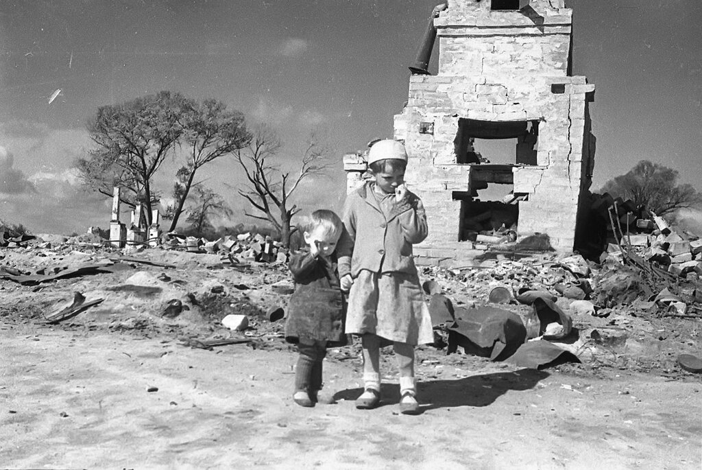 Дети освобожденного города Жиздра — Рая и Гена Щегловы. Калужская область. Август 1943 г.