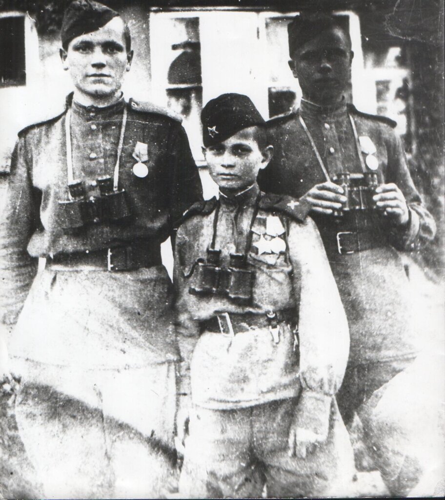Сын полка Володя Тарновский с боевыми товарищами в Берлине. Май 1945