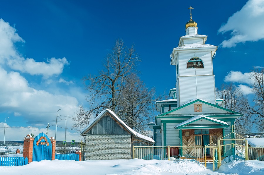 В одном конце деревни — старообрядческая церковь (на фото), в другом — храм РПЦ