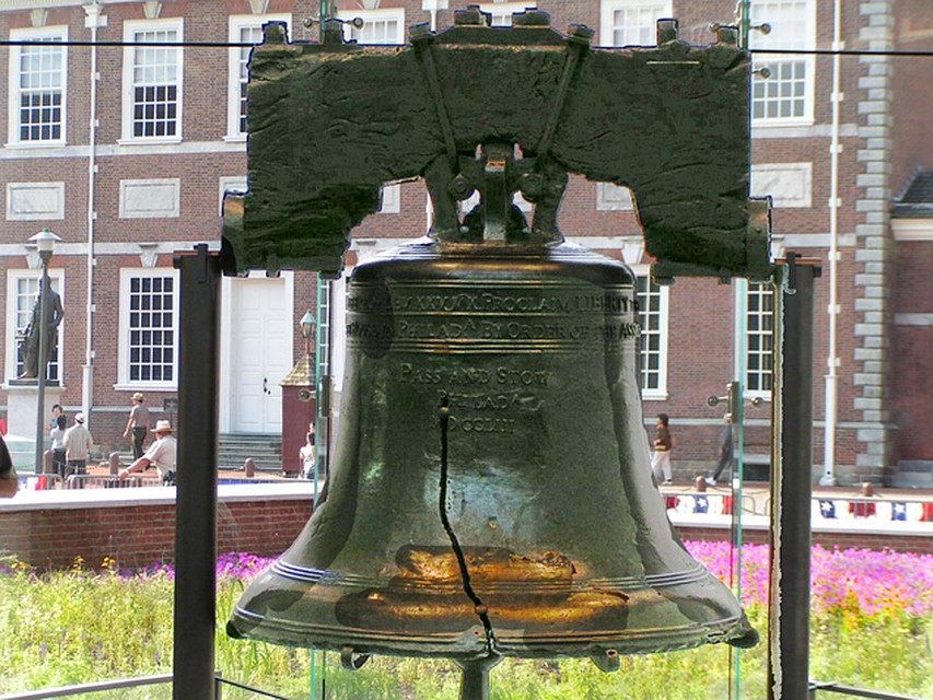 Сегодня Знаменитый Колокол Свободы хранится в стеклянном павильоне рядом с Залом Независимости в Филадельфии. 