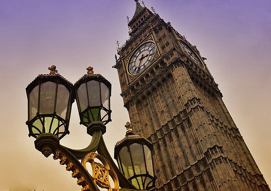 У туристов Биг-Бен обычно ассоциируется с Часовой башней Вестминстерского дворца в Лондоне. 