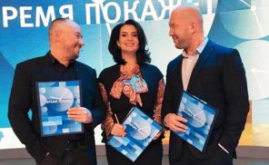 На фото: Артем Шейнин с Анатолием Кузичевым и Екатериной Стриженовой в политическом шоу «Время покажет»