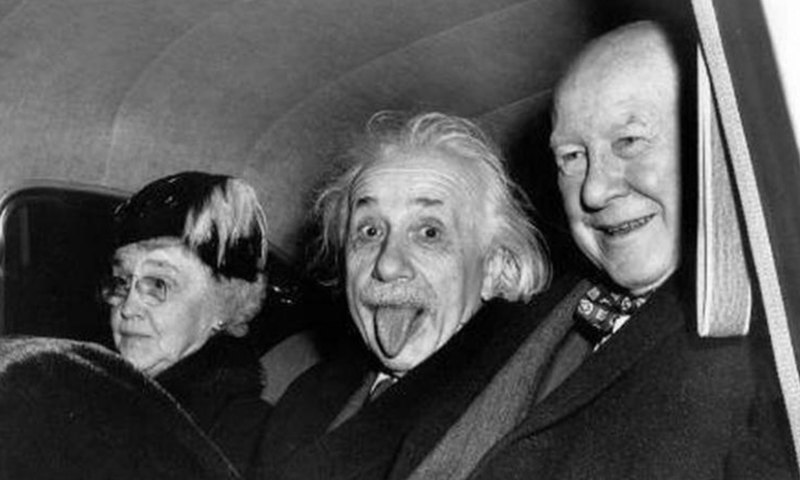 Эйнштейн высунул язык перед камерой от усталости